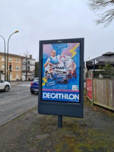 panneau d'affichage avec l'affiche du Championnat Aviron Indoor
